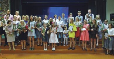 „Vilties paukščių“ skulptūrėlės – geriausiems moksleiviams „Vilties paukščių“ skulptūrėlės – geriausiems moksleiviams