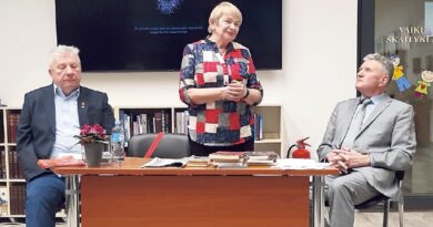 Bibliotekoje susipynė trys meno rūšys: literatūra, fotografija ir skulptūra Bibliotekoje susipynė trys meno rūšys: literatūra, fotografija ir skulptūra