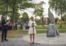 Druskininkuose atidengta skulptūra J. Marcinkevičiui – nuolat žmonių apsuptyje