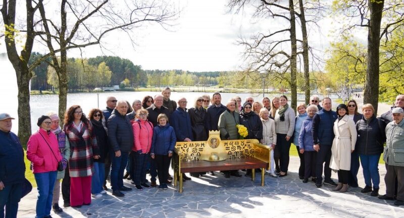 Druskininkus papuošė iškilių asmenybių atminimui skirti suoleliai