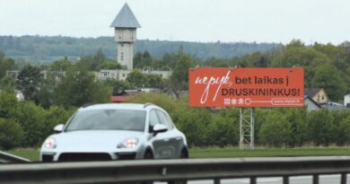 Šalies greitkeliuose – šmaikštūs stendai su raginimu: nepyk Šalies greitkeliuose – šmaikštūs stendai su raginimu: nepyk